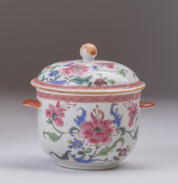 663.  Azucarero con tapa en porcelana, sigue modelos de Meissen, china QianlongTrabajo chino para la exportación, Qianlong. primera mitad S. XVIII.