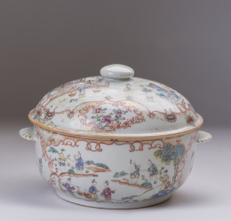 678.  Terrina con tapa de porcelana Trabajo chino Quianlong, para la exportación, h. 1735