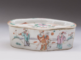 670.  Especiero o salero porcelana de familia rosaTrabajo cantonés,  para la exportación, S. XVIII-XIX