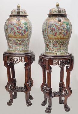689.  Pareja de tíbores con peana en porcelana con esmaltes de la familia rosa.Cantón, dinastía Qing, mediados del S. XIX