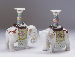 671.  Pareja de candeleros en forma de elefantes siguiendo modelos de finales del S. XIX, Cantón, familia rosa, pieza para la exportación