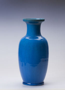 702.  Jarrón en porcelana china monocroma azul turquesa siguiendo modelos de finales del siglo XIX-XX, período Guantong. 