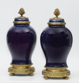 712.  Pareja de tíbores en azul intenso en porcelana china con aplicación de bronce dorado al mercurio (Francia) estilo Luis XVI
