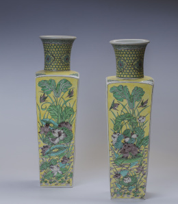 631.  Pareja de jarrones en porcelana de Samsom, siguiendo modelos de familia verde, dinastía Quing.Francia, segunda mitad del S. XIX