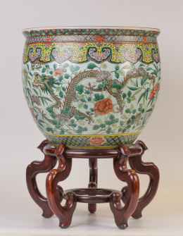 585.  Macetero en porcelana china, siguiendo modelos del período Quianlong, familia rosa, S. XX