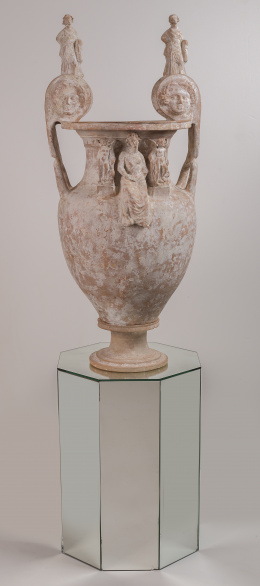 633.  Gran ánfora pseudo ática en barro cocido recubierto de engobe con figuras en relieve, inspirada en modelos de cerámica de la Magna Grecia, S. XIX