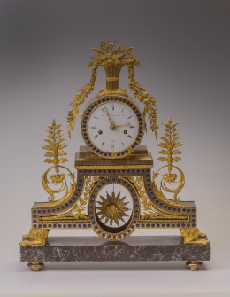 597.  Reloj de sobremesa francés con ornamentos florales y vegetales, época Imperio (1801-1821)