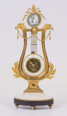 603.  Reloj esqueleto francés lira en bronce dorado al mercurio y cincelado, época Luis XVIII, c. 1820