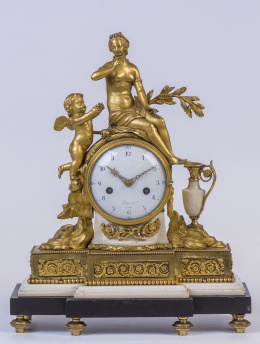 695.  Reloj de sobremesa francés en bronce dorado al mercurio y cincelado, época Luis XV, finales del S. XVIII