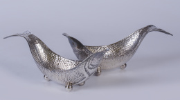 709.  Pareja de centros en plateado con forma de pez, S. XX