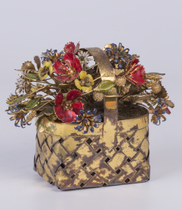595.  Cesta de plata sobredorado, con flores esmaltadas.Cartier, S. XX
