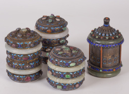 614.  Conjunto de cuatro cajas en esmalte, jadeita piedras aplicadas en cabujón y plata, ley 800Trabajo oriental, S. XX