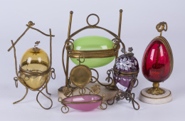 729.  Conjunto de tres huevos en cristal de distintos colores.