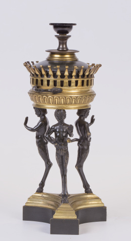 640.  Lámpara con sátiros, bronce dorado y patinado. Estilo Napoleón III, Grand Tour. Francia, S. XIX