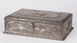 723.  Caja con alma de madera en plata de decoración repujada, S. XX
