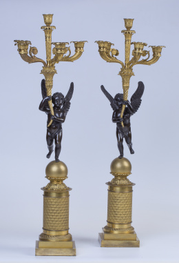 636.  Pareja de candeleros de bronce dorado y patinado.Trabajo francés, S. XIX