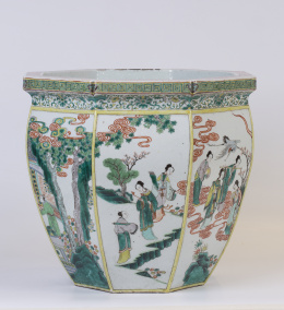 582.  Pecera de porcelana esmaltada con esmaltes de la familia verde, China, S. XIX-XX