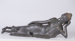 613.  Buda tumbado de bronce, S. XX