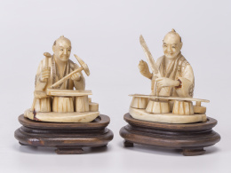 727.  Dos figuras japonesas de marfil tallado, S. XIX