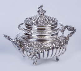 722.  Sopera de plata repujada, con marcas de Pérez Fernández