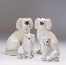 726.  Cuatro caniches de porcelana esmaltada, h. 1900