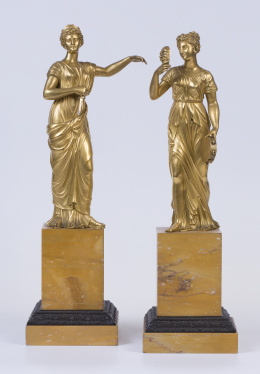 642.  Pareja de musas en bronce dorado Ormolu, con peana de mármol Giallo Antico. Francia, S. XIX