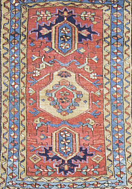 675.  Alfombra de campo rojo y motivos geométricos de cartuchos.