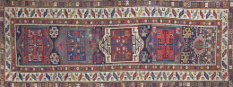 622.  Alfombra persa con decoración geométrica de cartuchos