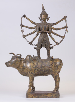 618.  Conjunto escultórico de bronce, representación del dios hindú Durga luchando contra el demonio Mahisa. Sudeste asiático, S. XX