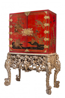 609.  Cabinet de madera lacada de rojo ("japanned")  y dorado, con cerradura de metal grabada, decorada con chinerías, Trabajo inglés, ffs. del S. XVIII-pp. del S. XIXSobre base barroca de época William and Mary de madera tallada y corleada.Trabajo inglés. S. XVIII.
