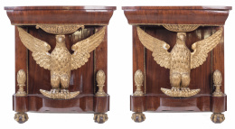 591.  Pareja de consolas inglesas, estilo palladiano, de caoba con águila central en madera tallada y dorada, S. XIX