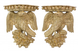 591.1.  Pareja de ménsulas en madera tallada y dorada con forma de águila, Trabajo inglés, S. XX, 
