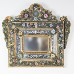624.  Espejo de cristal de Murano con flores sopladas en cristal de colores, Italia, finales S. XIX