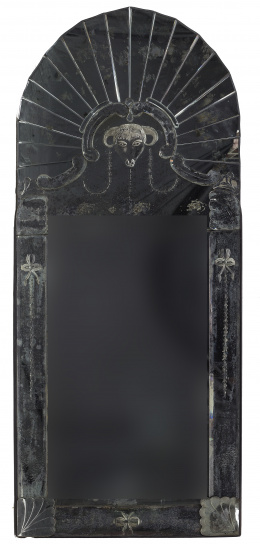 630.  Espejo de cristal de Murano con decoración de cabeza de carnero, a la rueda. S. XX
