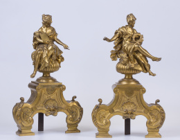 600.  Pareja de amorillos franceses en bronce dorado y cincelado a fuego Ormolou, representando musas clásicas. Estilo Luis XV, S. XVIII-XIX.