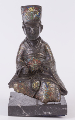 611.  Dignatario chino en bronce con esmalte cloisonne, finales S. XIX-XX