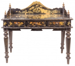 683.  Espejo rectangular con crestería y escritorio con decoración de estilo japonesa en madera lacada y dorada, Trabajo inglés. S. XIX