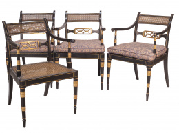 687.  Cuatro sillas de comedor inglesas en madera lacada y dorada con asiento y respaldo en rejilla, h. 1800