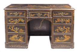 690.  Pedestal desk regencia en madera lacada con decoración orientalistaTrabajo Inglés, h. 1820.