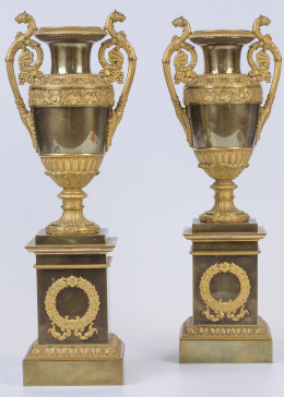632.  Ottin Bronzier, h. 1889.Pareja de jarrones en bronce dorado y bronce patinadoTrabajo francés. 