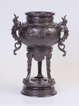 616.  Incensario en bronce, con decoración floral en relieve, China, S. XX
