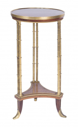 705.  Velador de estilo Luis XVI madera de raíz y nogal y bronce dorado, a la manera de Gouthiere.Trabajo francés, S. XIX