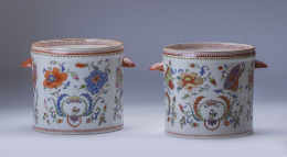 665.  Pareja de enfriadores "pompadour" en porcelana china qianlong,  familia rosa, con decoración polícroma de flores y águilas bajo coronas, c. 1745.