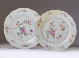667.  Pareja de platos en porcelana, "familia rosa", decoración con grupo de grandes flores a un lado en púrpura, rojo de hierro y ala con perfil sinuoso, Trabajo chino para exportación, qianlong S. XVIII, 
