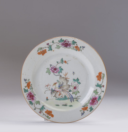 662.  Plato en porcelana, "familia rosa", decoración con grupo de grandes flores a un lado en púrpura, rojo de hierro y ala con perfil sinuoso, Trabajo chino para exportación, qianlong S. XVIII, 
