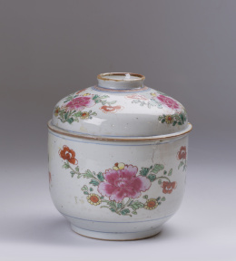 680.  Bowl con tapa de familia rosaQianlong, segunda mitad del S. XVIII. 