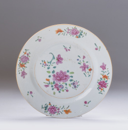 669.  Plato Qianlong en porcelana de familia Rosa, pieza para la exportaciónTrabajo chino para la exportación, segunda mitad del S. XVIII, 