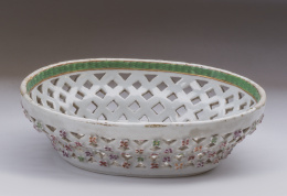 664.  Panier o cestillo con ala calada en porcelana esmaltada de familia rosa y verde.Trabajo chino para la exportación fin de la época Qianlong, S. XVIII, 