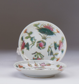 679.  Pareja de platitos en porcelana , familia rosa, Trabajo chino para la exportación, época Qianlong, ffs. S. XVIII