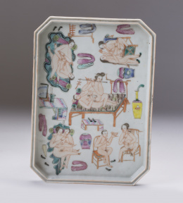 685.  Bandeja de esquinas achaflandadas en porcelana esmaltada de familia rosa Trabajo chino, para la exportación, S. XVIII